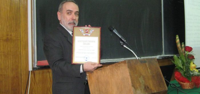 12 января 2012 г. Открытие встречи: П. Буняк принимает грамоту Славистическому обществу из рук Ю. А. Горячева